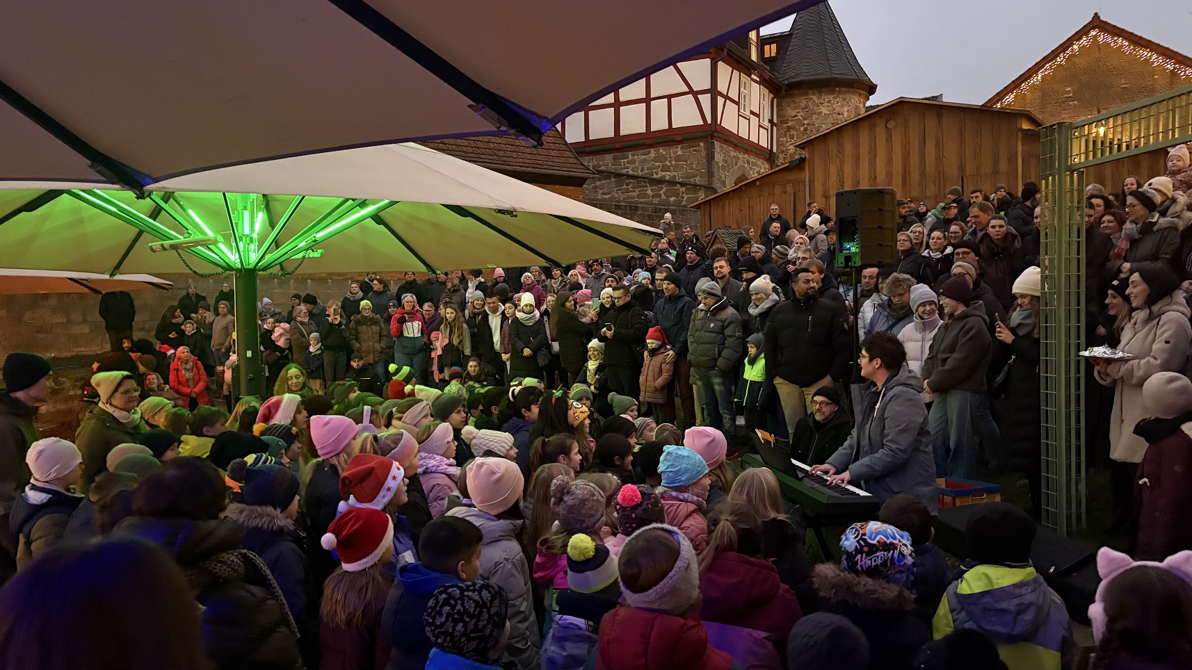 Auftritt der Valentin-Grundschule Helsen auf dem Weihnachtszauber auf Schloss Landau